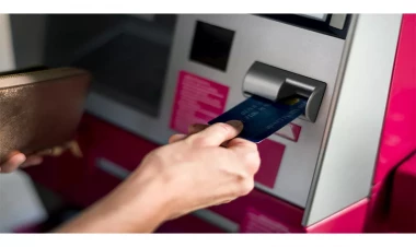 Bank kartından oğurluq edən qadın saxlanıldı