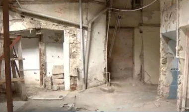 Bakının mərkəzində XIX əsrə aid bina qəzalı vəziyyətdədir - VİDEO