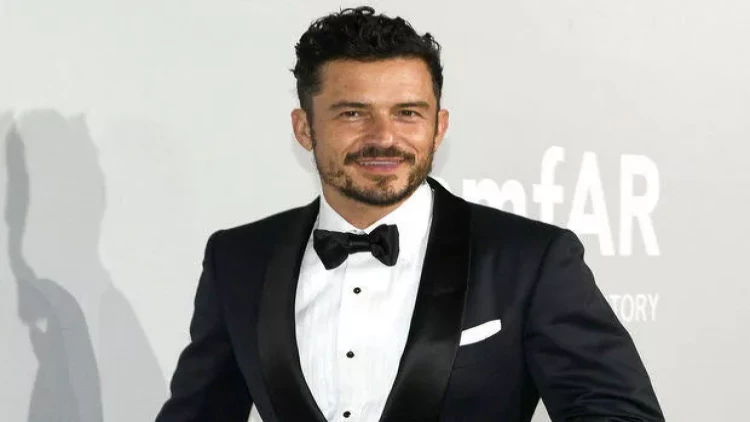 Məşhur aktyor London küçələrində qeyri-adi paltarda görüntüləndi - FOTOlar