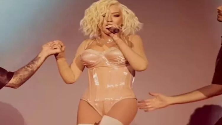 43 yaşlı müğənni bədən quruluşu ilə diqqət çəkdi - FOTO