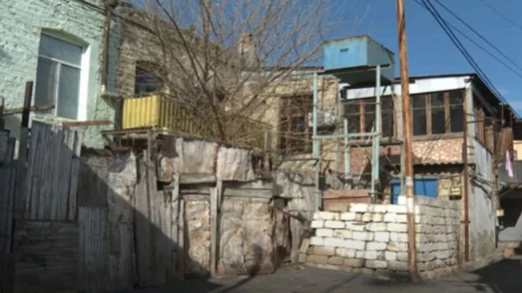 Bakıda bir əsrdən çox yaşı olan bina qəzalı vəziyyətdədir - VİDEO