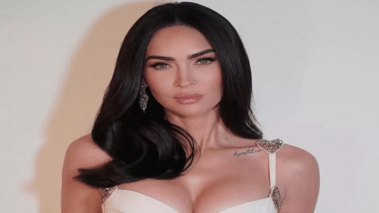 37 yaşlı model şəffaf geyim nümayiş etdirdi - FOTO