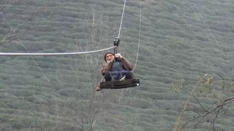 Türkiyədə 90 yaşlı kişi 35 ildir evinə kanatla gedir - FOTOlar