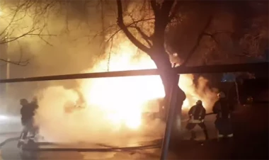 Bakıda binanın həyətində saxlanılan maşınlar yandı - VİDEO