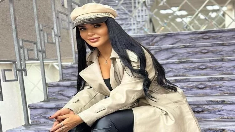 Azərbaycanlı fenomenin büstqalterdə reklama çəkilməsi QINANDI - VİDEO