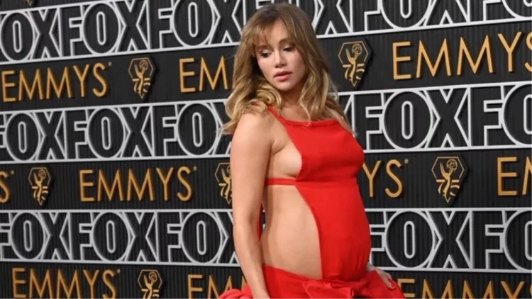 Hamilə aktrisa qırmızı rəngli dekolteli geyimi ilə göz qamaşdırdı - FOTOlar