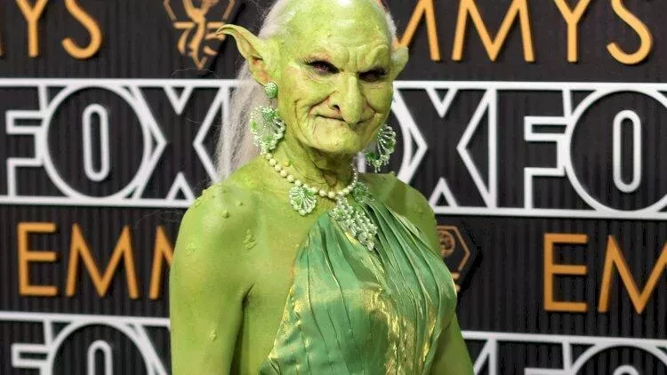 Yaşıl qoblin qiyafəli müğənni kimdir? - FOTOlar