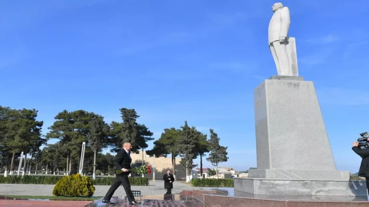 Prezident İlham Əliyev Neftçalada Ümummilli Lider Heydər Əliyevin abidəsini ziyarət edib - VİDEO - FOTO