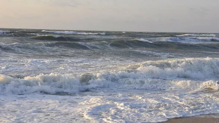 Qarlı havada Xəzərə girdi, qınadılar - VİDEO