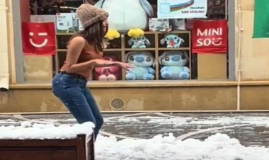 Tarqovuda qarlı havada video çəkən qızı 