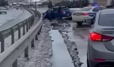 Bakıda iki avtomobil toqquşdu - VİDEO - FOTO