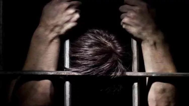 Sərxoş vəziyyətdə məktəbə daxil oldu - Həbs edildi