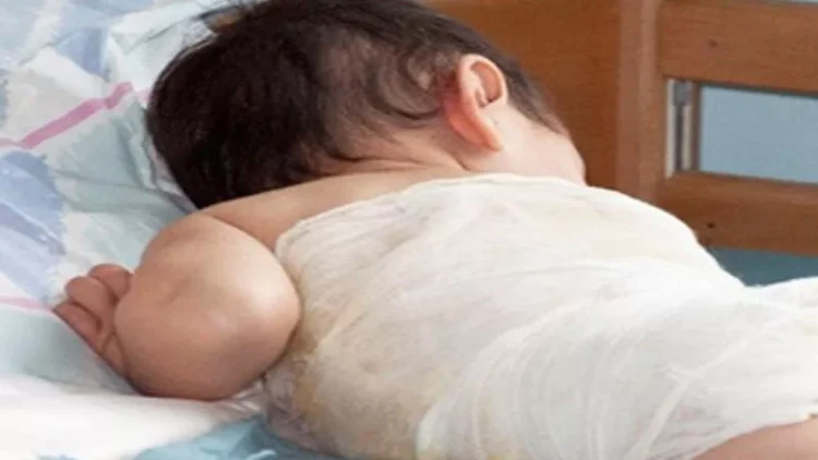 ŞOK OLAY: 7 aylıq uşağın belinə banka qoydular - VİDEO