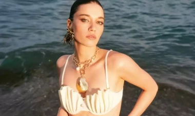 Məşhur aktrisanın dərin dekolteli geyimi gündəm oldu - FOTOlar