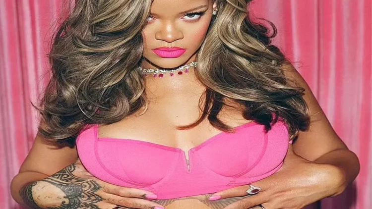 Rihanna sevgililər günü kolleksiyasını  öz üzərində təqdim etdi - FOTOlar