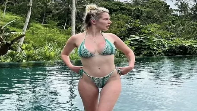 Şou ulduzundan bikinili - FOTOlar