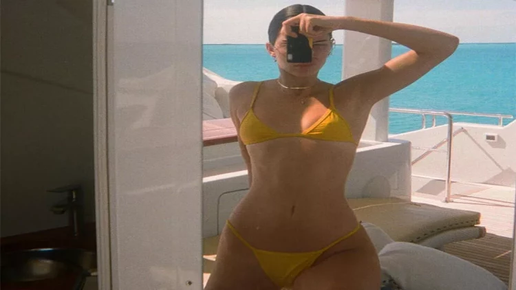 Kendall Cenner güzgü qarşısında qüsursuz bədənini nümayiş etdirdi - FOTO