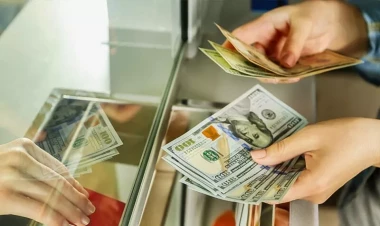 Azərbaycanda dollara tələbat kəskin artıb: növbəti devalvasiya?