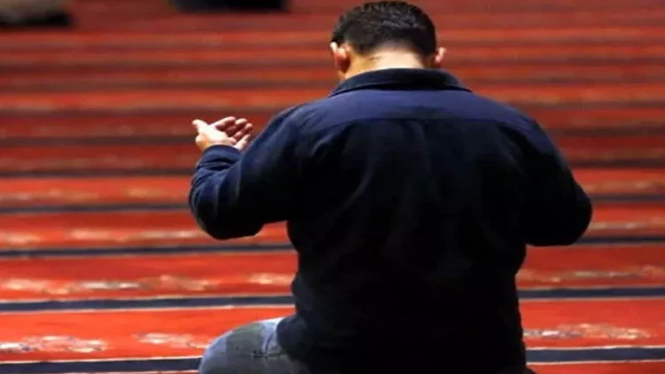 Əsgərlikdə namazı çəkmələrlə qılmaq olar?