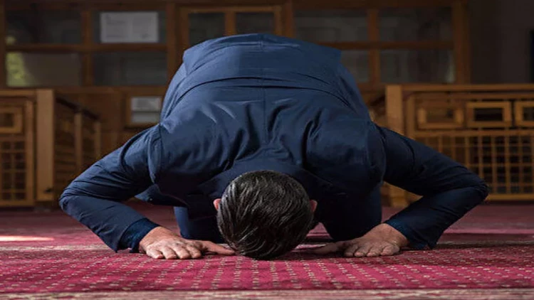 İbadəti vaxtında yerinə yetirməklə əlaqədar əmr qəza namazını da əhatə edir?