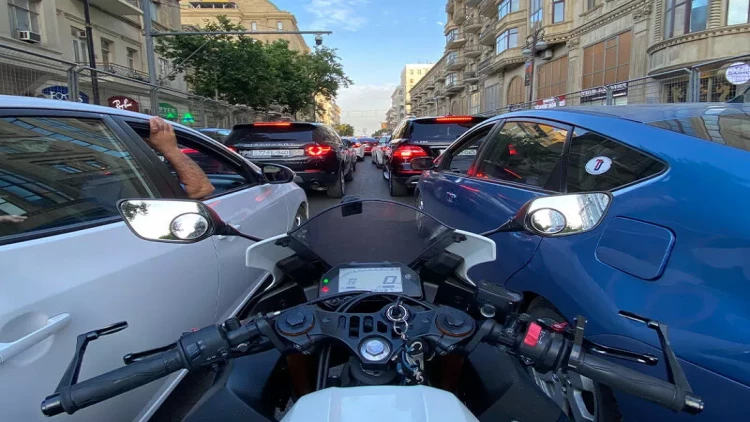 Bakıda avtomobildə baş verən yanğın tıxaca səbəb oldu - VİDEO