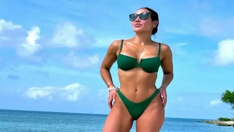 44 yaşlı müğənnidən bikinili FOTOlar