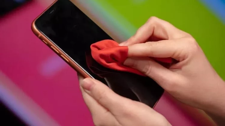 Çirkli telefon ekranını əlinizlə silməyin – İnsanlar səhv edir