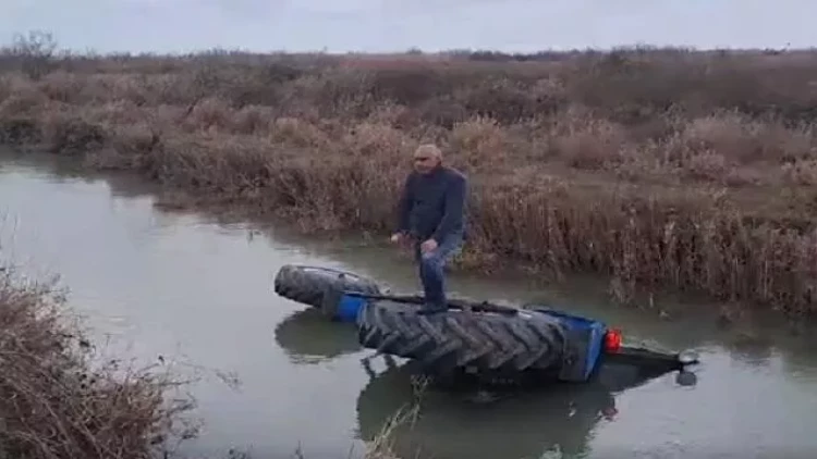Traktor kanala aşdı