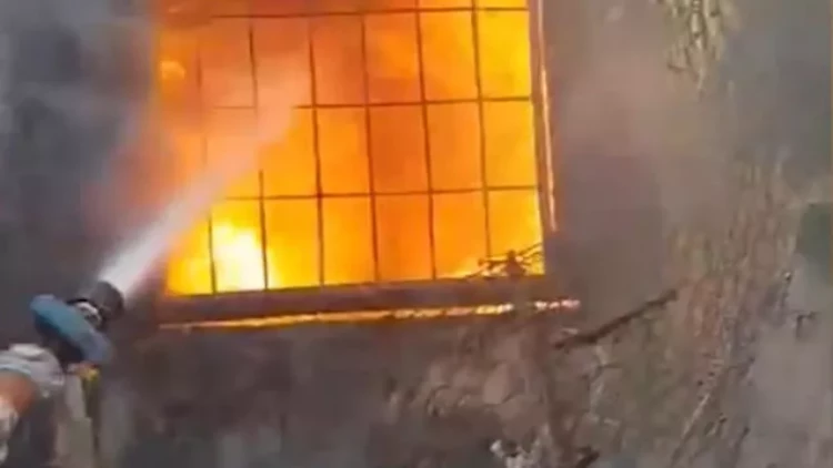 Beşotaqlı ev yanıb kül oldu