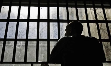 Azərbaycanda həbsxanada ədliyyə zabitini yandıran məhbusa bu cəza verildi