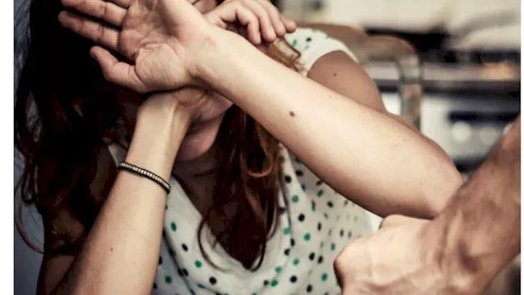 “Niyə başqa qadınla danışırsan” dediyi üçün döyüldü