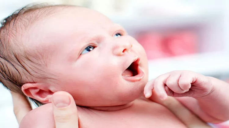 Dəhşətli hadisə - 4 aylıq körpə mismar uddu - FOTO