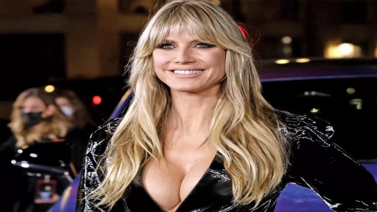 Dünya şöhrətli modelin dənizdə bikinisiz günəşlənməsi diqqət çəkdi - VİDEO - FOTO