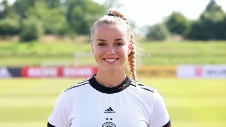 Qadın futbolçu şort geyməyi unutdu və… - VİDEO