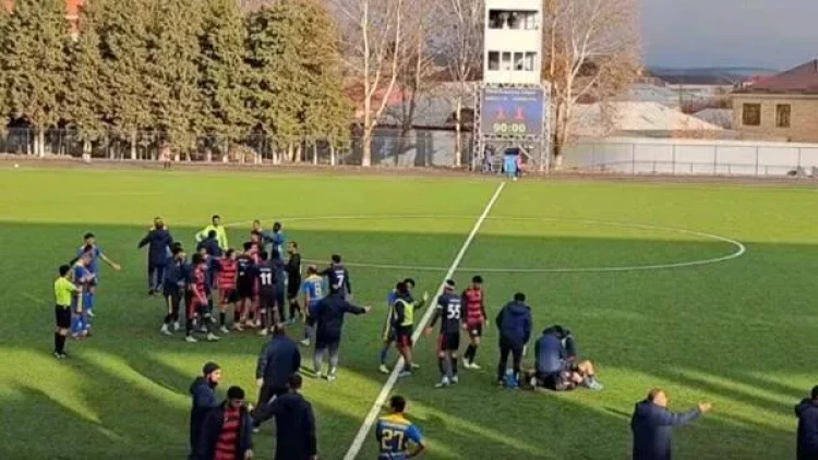 Azərbaycan futbolunda əlbəyaxa dava - VİDEO