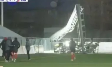 Azərbaycan çempionatı FACİƏ İLƏ BİTƏCƏKDİ: İşıq dirəyi stadiona aşdı -  ANBAAN VİDEO