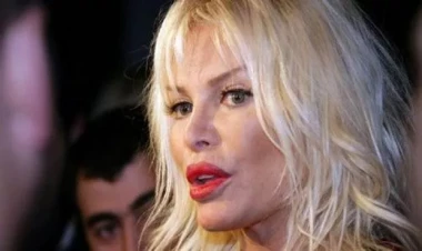 Şəhid xəbərini səhnədə alan müğənni... - VİDEO