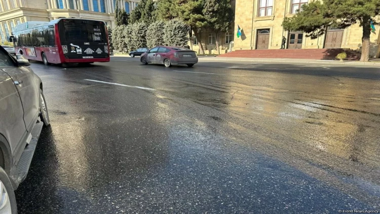 Bakıda məşhur parkın ətrafında su xətti partladı - YENİLƏNİB - VİDEO - FOTO