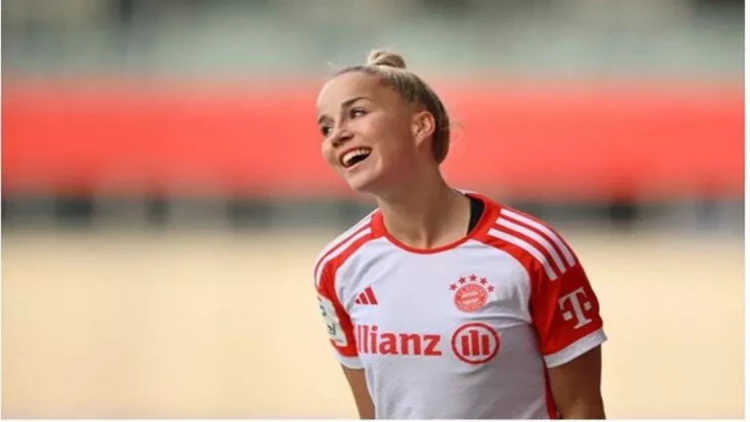 Qadın futbolçu meydana alt paltarında gəldi - VİDEO