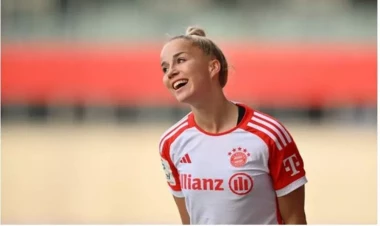 Qadın futbolçu meydana alt paltarında gəldi - VİDEO