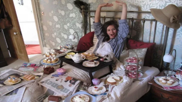 Yataqda yemək yeyirsinizsə, DİQQƏTLİ OLUN