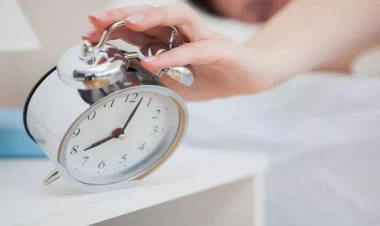 Zəngli saatın səsinə oyanmaq zərərlidir?