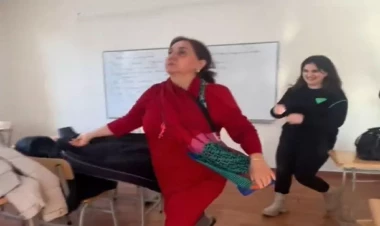 Bakıda universitetdə tələbələr müəllimə 