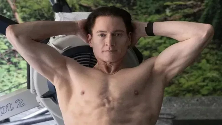 Məşhur milyonçunun qeyri-adi həyat tərzi - FOTO