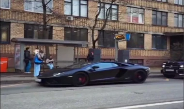 Dayanacaqda avtobus gözləyən qadına bu hərəkətinə görə çoxlu pul verdilər - Sosial test - VİDEO