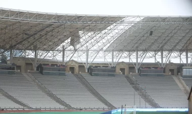 Fəhlənin stadionda yıxılıb öldüyü yerdən - FOTOlar