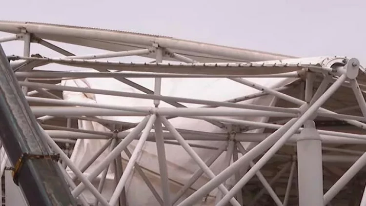 Respublika Stadionunun tavanı çökdü, yaralanan fəhlə öldü