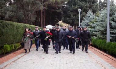 Akademik Musiqili Teatrın kollektivi Ulu Öndərin məzarını ziyarət edib - FOTO