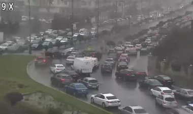 Bakıda yük maşını körpüdə belə aşdı - VİDEO