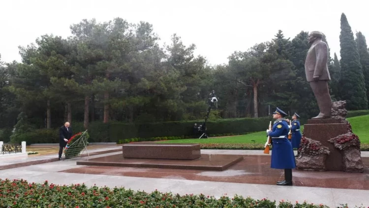 İlham Əliyev Ümummilli Lider Heydər Əliyevin məzarını ziyarət edib - VİDEO - FOTO